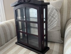 CURIO DISPLAY CABINET CHERRY FINISH EXCELLENT CONDITION/LIKE NEW The Villages Florida