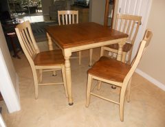 small Kitchen set,36″ square, 30″ high.All Wood w/4 chairs. Like new. The Villages Florida