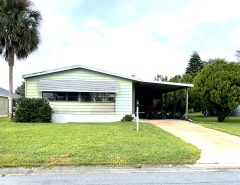 Manufactured home 2b/2b with golf cart garage The Villages Florida