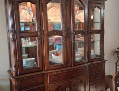 BEAUTIFUL BROYHILL DINING ROOM TABLE + HUTCH The Villages Florida