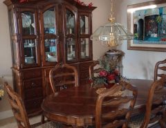 BEAUTIFUL BROYHILL DINING ROOM TABLE + HUTCH The Villages Florida